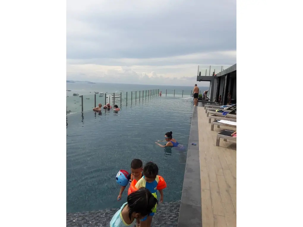 Сирача: The Base Central Pattaya by Avi