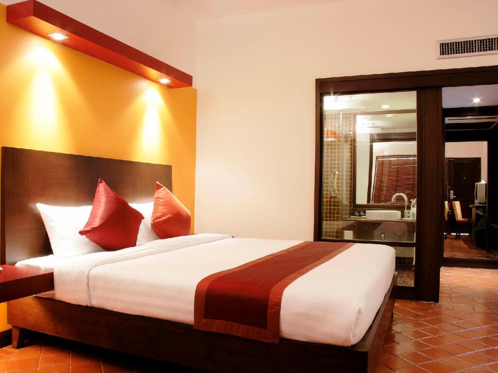 Пхукет: All Seasons Naiharn Phuket