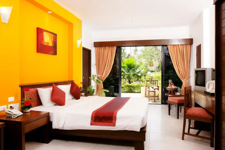 Пхукет: All Seasons Naiharn Phuket