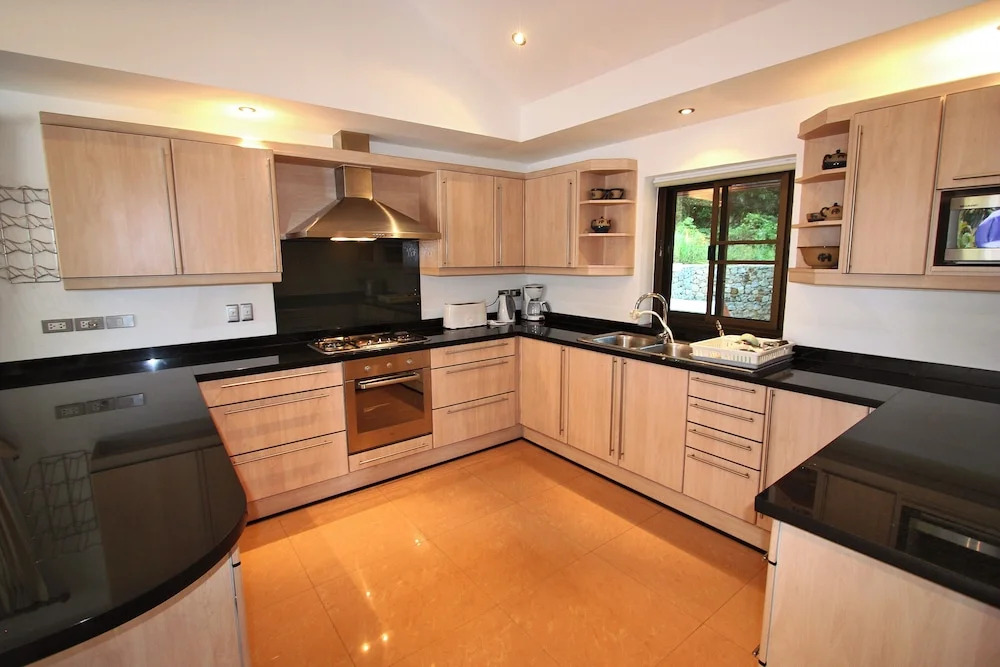 Luxury Four Bed Villa Jasmine, Infinity Pool, Full Staff , Chef and Breakfasts — фото 4