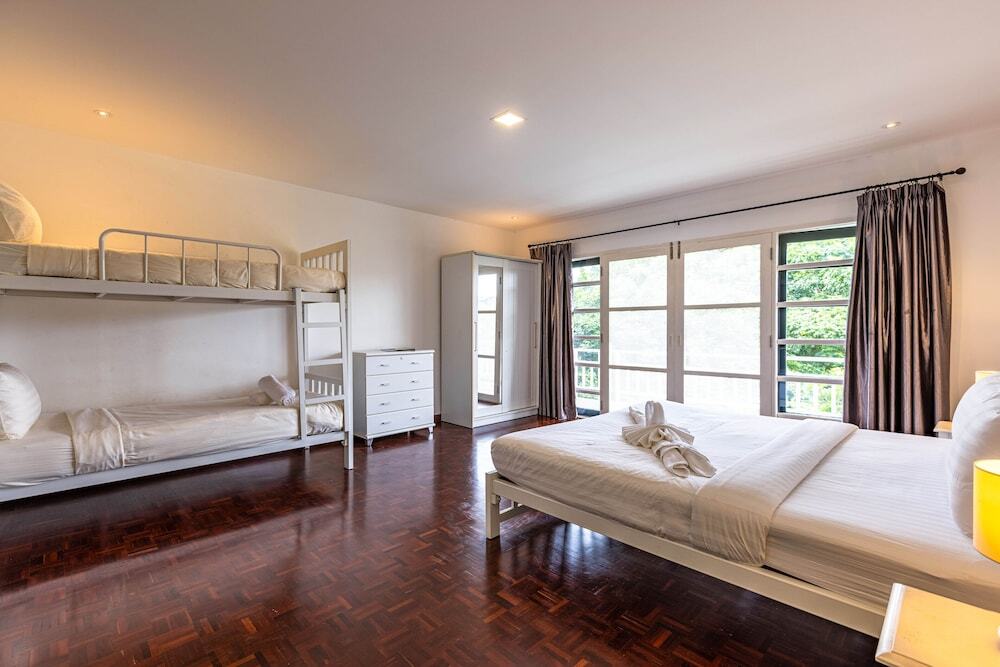 Хуахин: 4 BR Townhouse in Great Location BSS