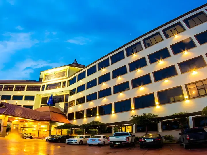 Лопбури: Golden Dragon Resort