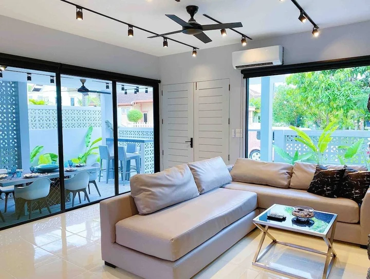 Тхаланг: Stylish 3br Pool Villa Walk to Beautiful Naiyang Beach