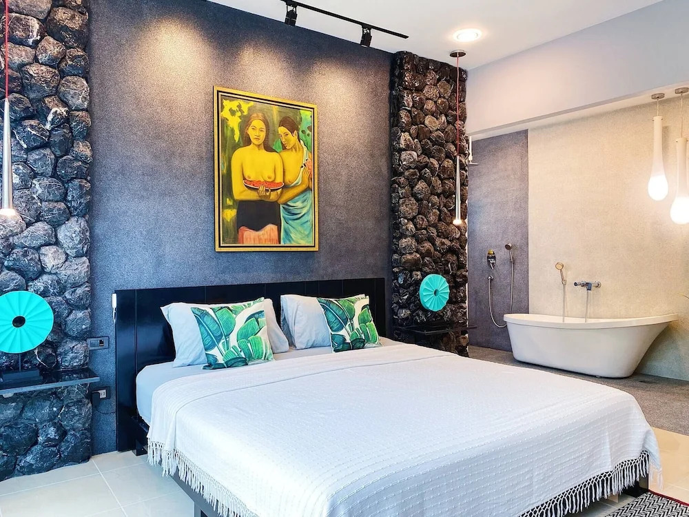 Тхаланг: Stylish 3br Pool Villa Walk to Beautiful Naiyang Beach
