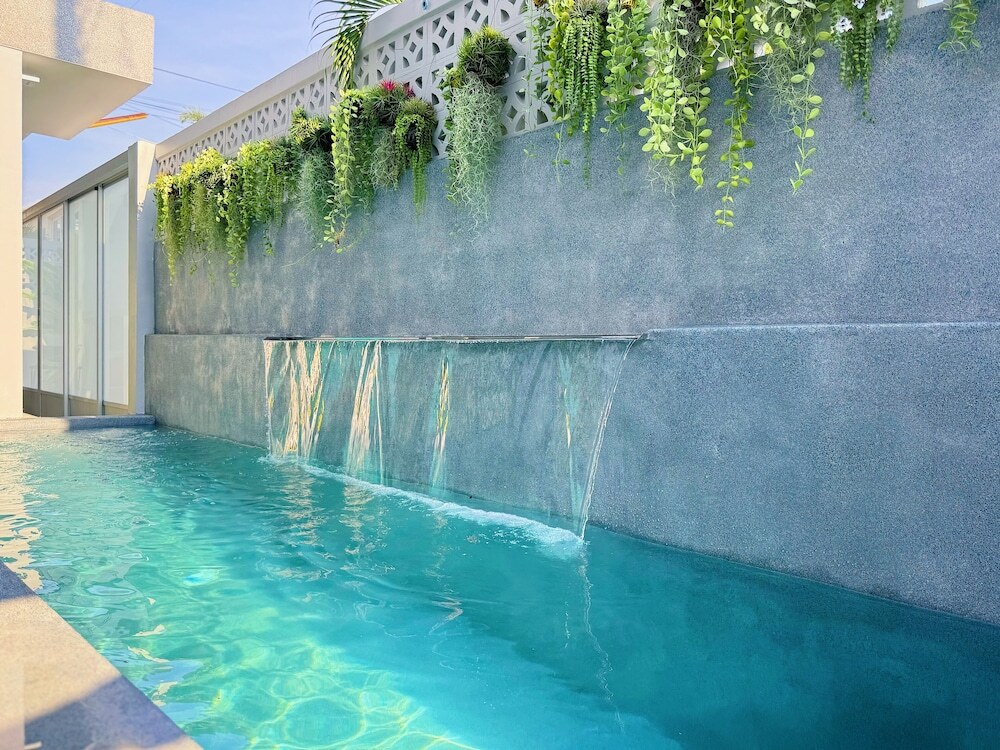 Тхаланг: Stylish 3br Pool Villa Walk to Beautiful Naiyang Beach