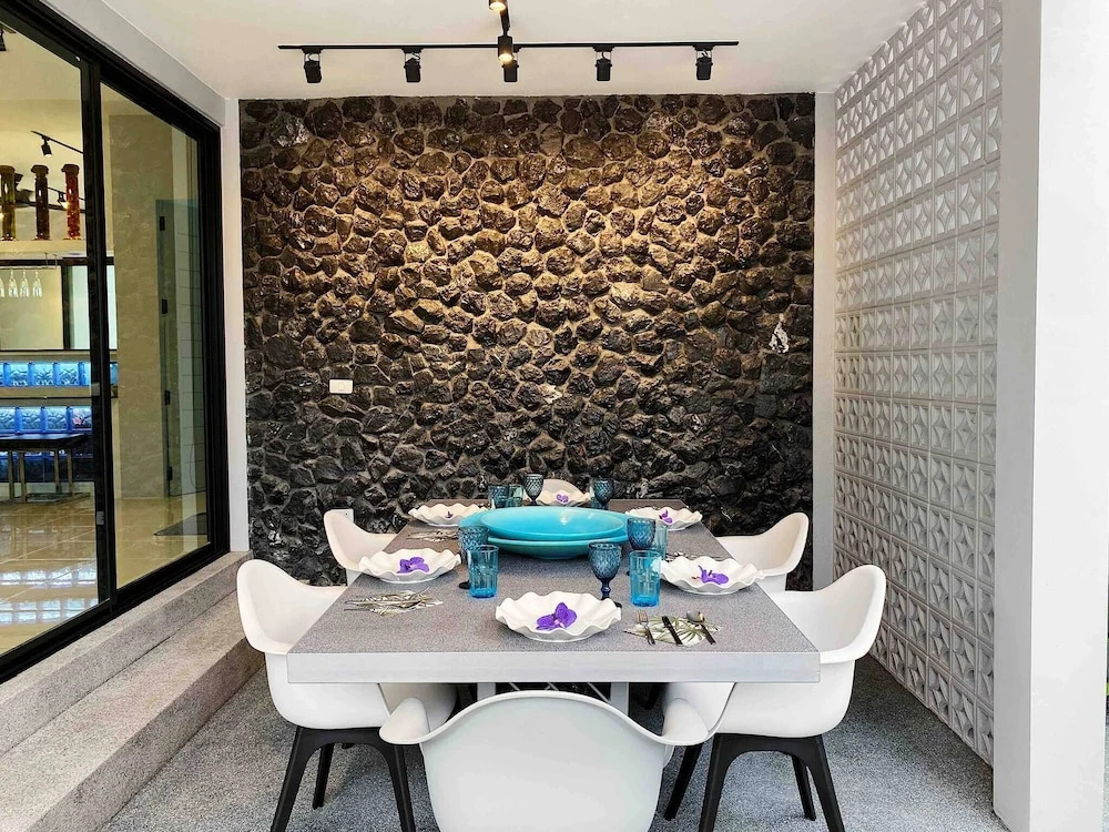 Тхаланг: Stylish 3br Pool Villa Walk to Beautiful Naiyang Beach