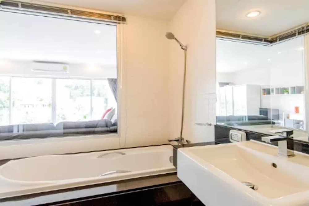Муанг: Seventh Condo Karon