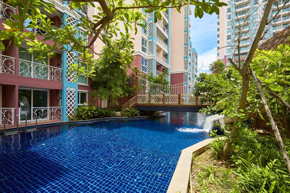 Паттайя: Grande Carribean sea view apartments Jomtien beach