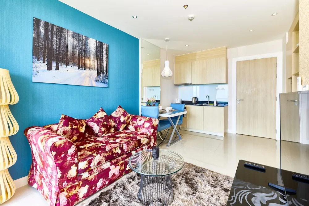 Паттайя: Grande Carribean sea view apartments Jomtien beach