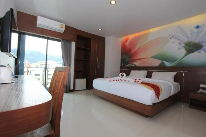 Кату: The Crystal Beach Hotel