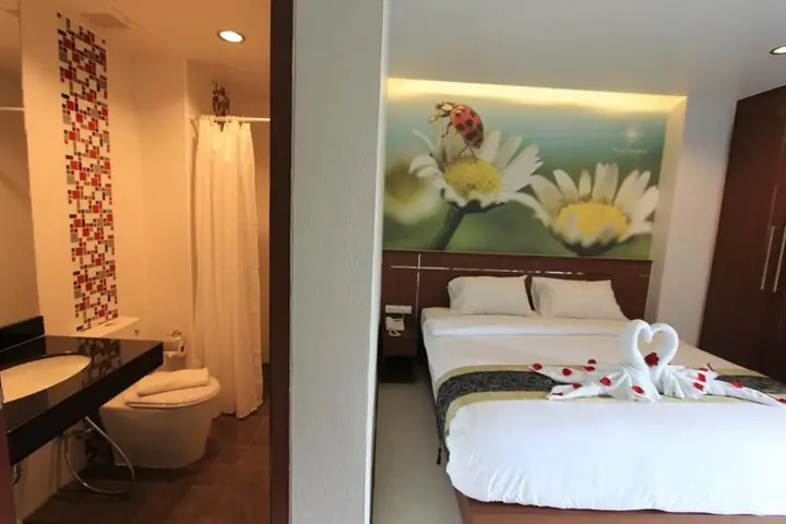 Кату: The Crystal Beach Hotel