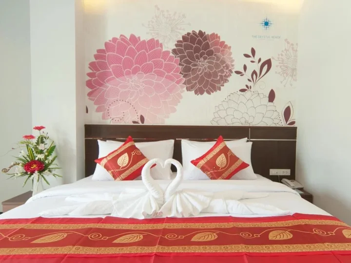 Кату: The Crystal Beach Hotel