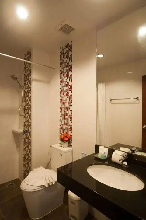 Кату: The Crystal Beach Hotel
