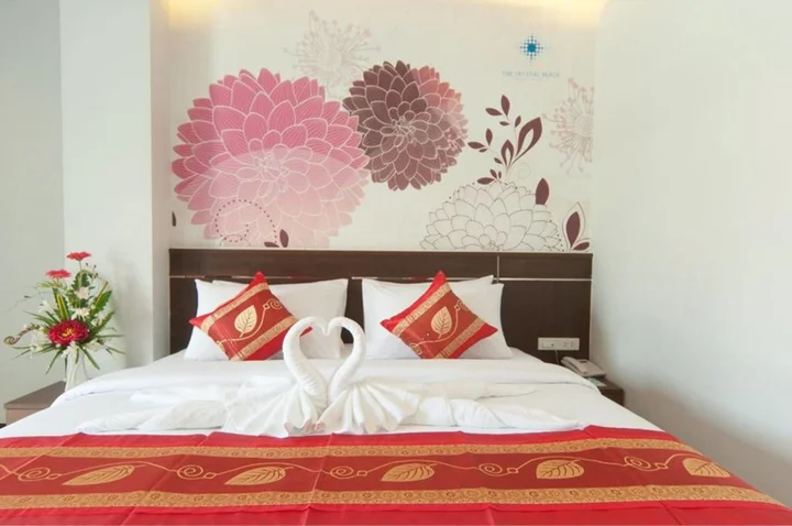 Кату: The Crystal Beach Hotel