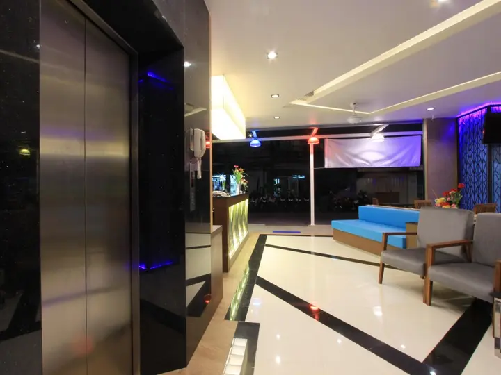 Кату: The Crystal Beach Hotel