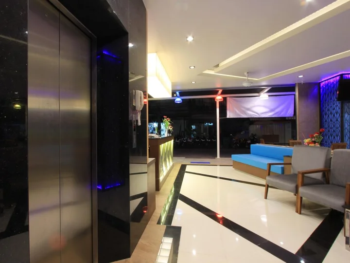 Кату: The Crystal Beach Hotel