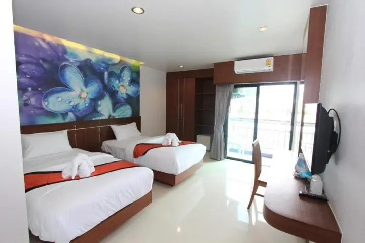 Кату: The Crystal Beach Hotel