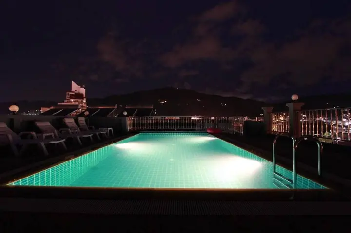 Кату: The Crystal Beach Hotel