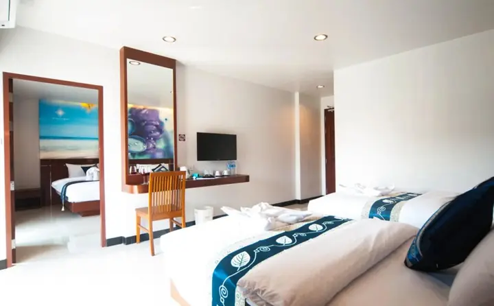 Кату: The Crystal Beach Hotel