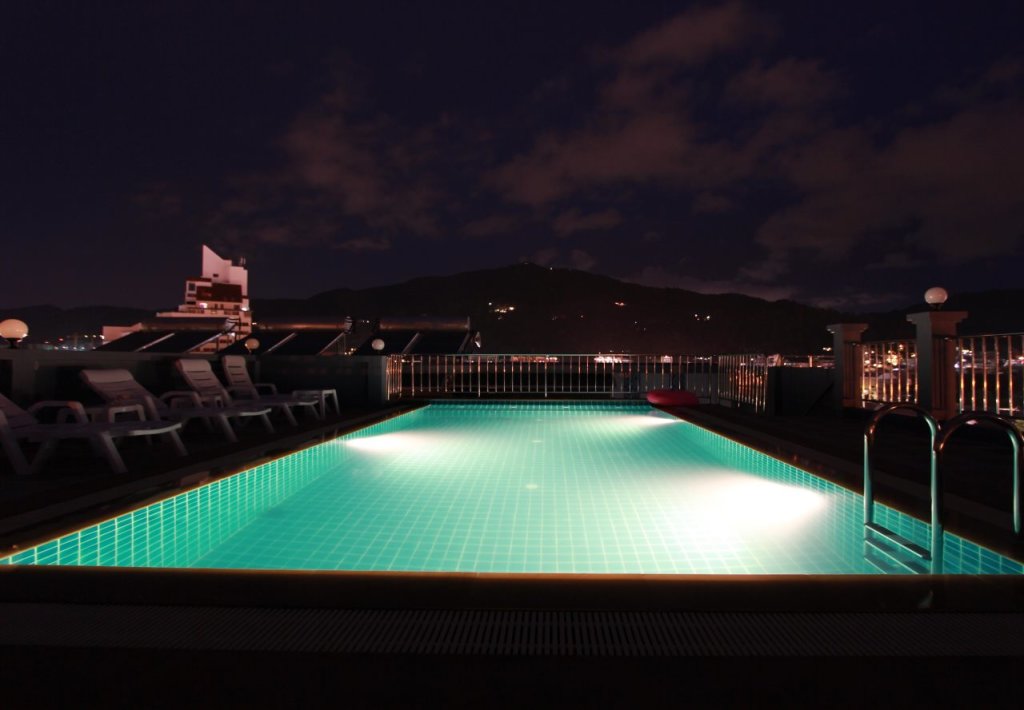 Кату: The Crystal Beach Hotel