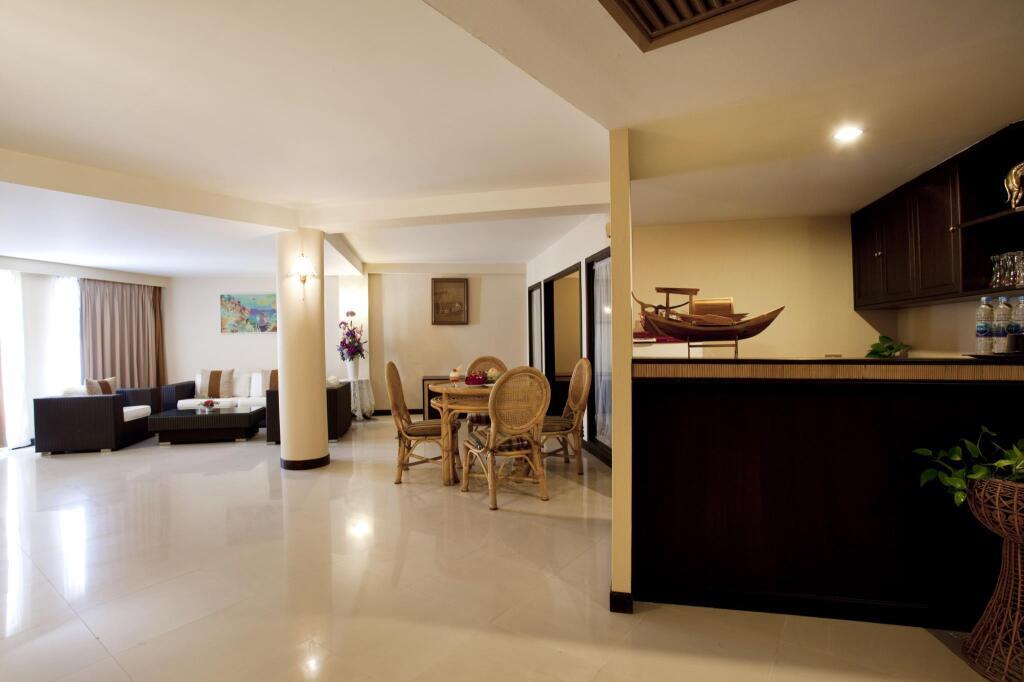 Чаам: The Cha-am Methavalai Hotel