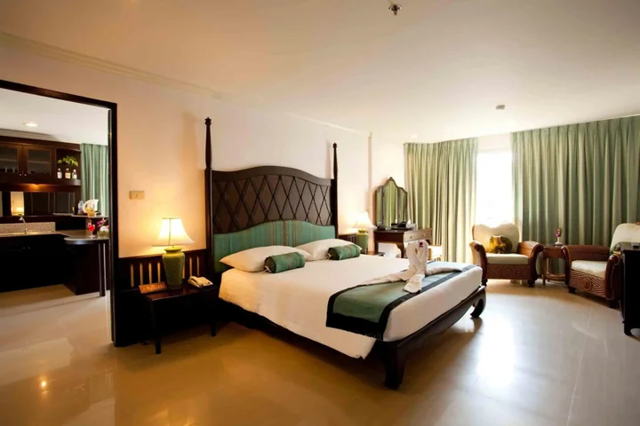 Чаам: The Cha-am Methavalai Hotel