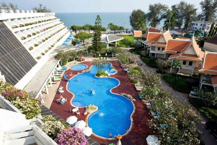 Чаам: The Cha-am Methavalai Hotel
