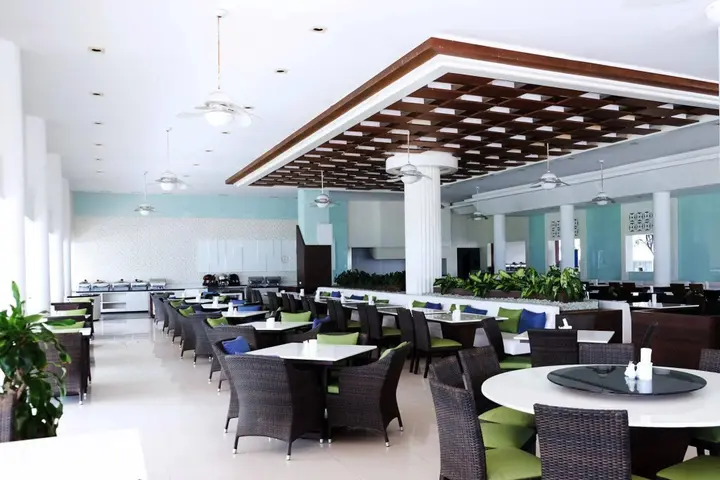 Чаам: The Cha-am Methavalai Hotel