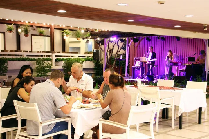Чаам: The Cha-am Methavalai Hotel