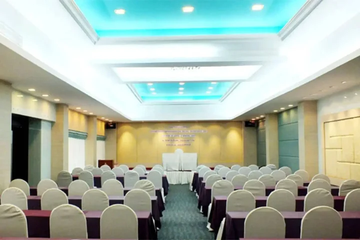 Чаам: The Cha-am Methavalai Hotel