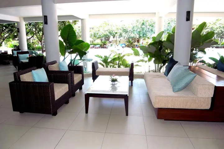 Чаам: The Cha-am Methavalai Hotel