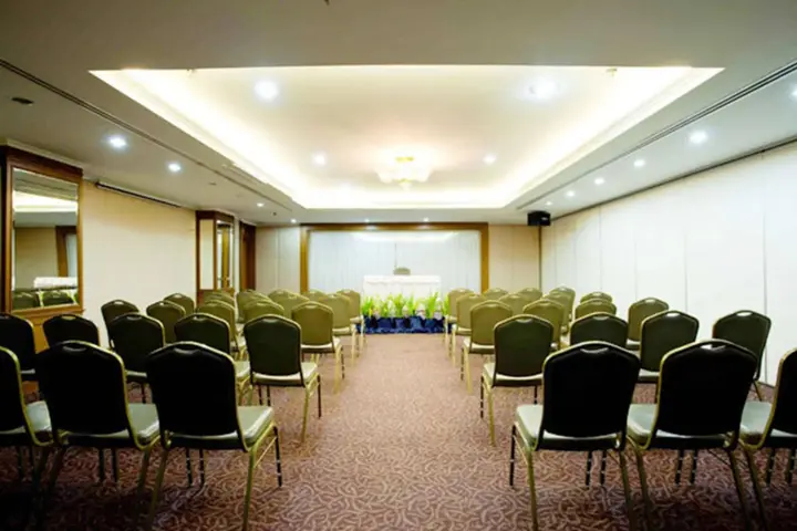 Чаам: The Cha-am Methavalai Hotel
