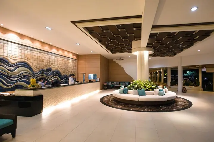 Чаам: The Cha-am Methavalai Hotel