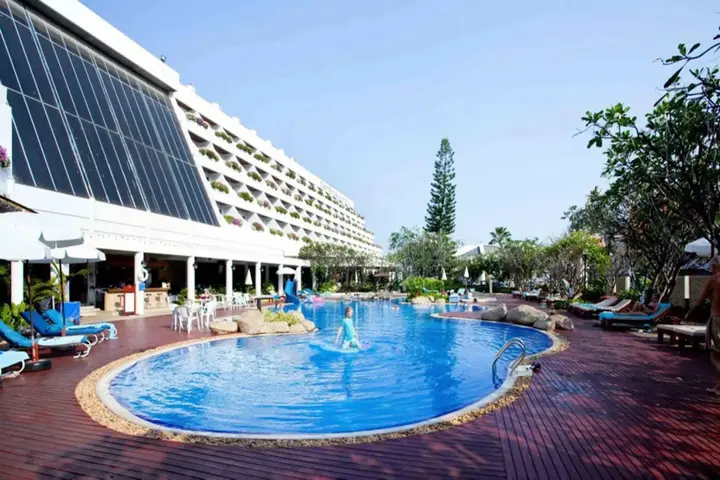 Чаам: The Cha-am Methavalai Hotel