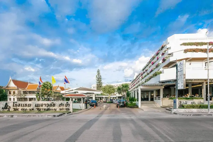 Чаам: The Cha-am Methavalai Hotel