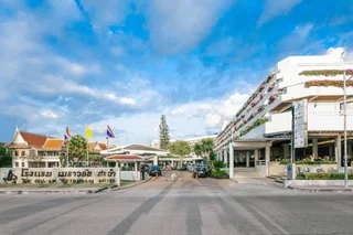 Чаам: The Cha-am Methavalai Hotel
