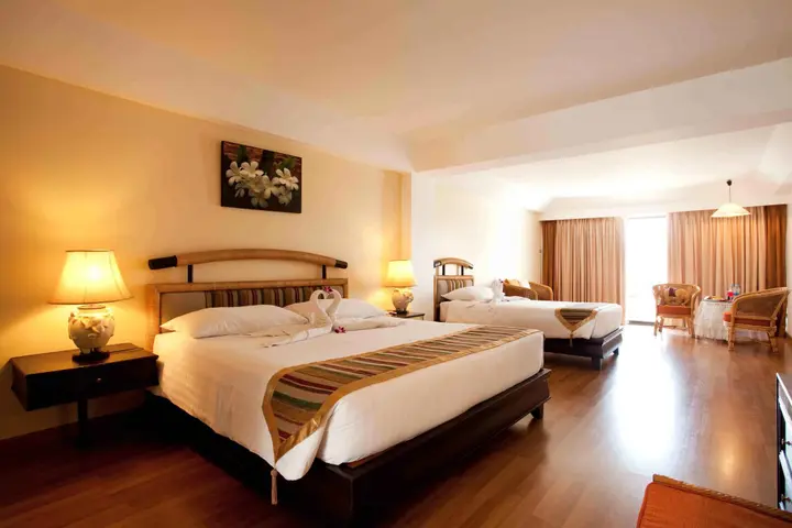 Чаам: The Cha-am Methavalai Hotel