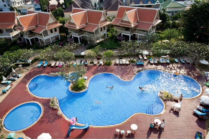 Чаам: The Cha-am Methavalai Hotel