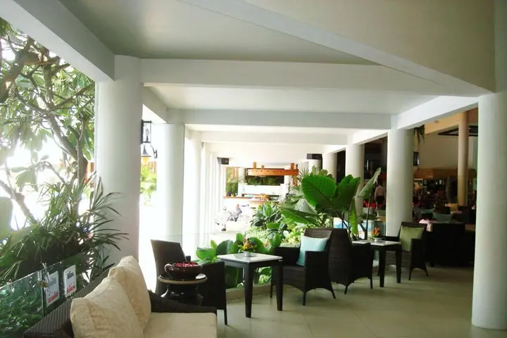 Чаам: The Cha-am Methavalai Hotel