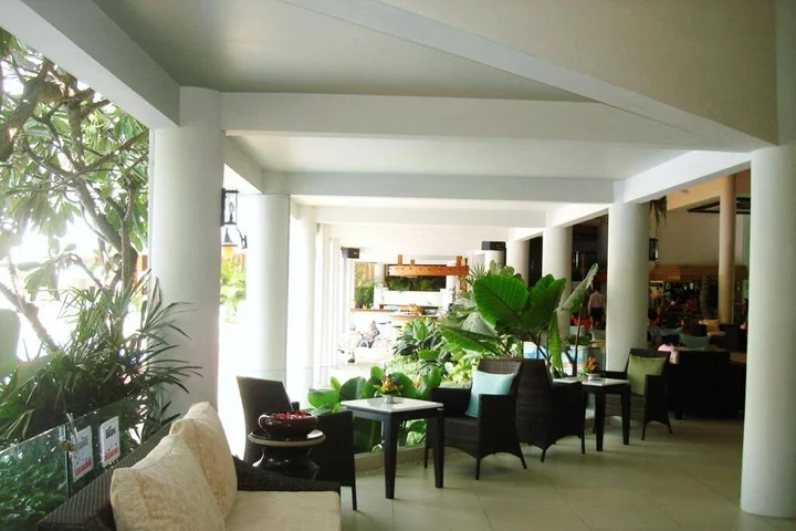 Чаам: The Cha-am Methavalai Hotel