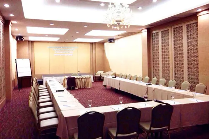 Чаам: The Cha-am Methavalai Hotel