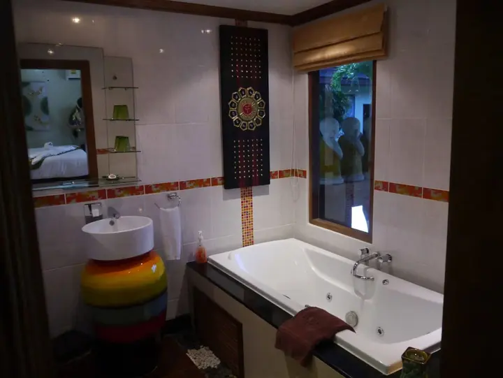 Тхаланг: Baan Wanicha Bed and Breakfast Resort (SHA Plus+)