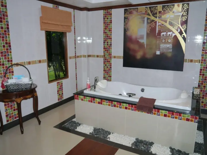 Тхаланг: Baan Wanicha Bed and Breakfast Resort (SHA Plus+)