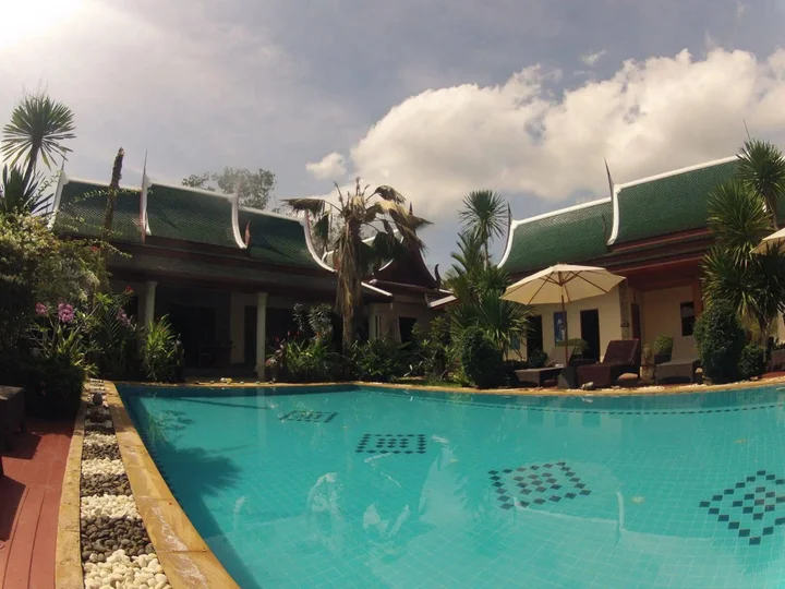 Тхаланг: Baan Wanicha Bed and Breakfast Resort (SHA Plus+)