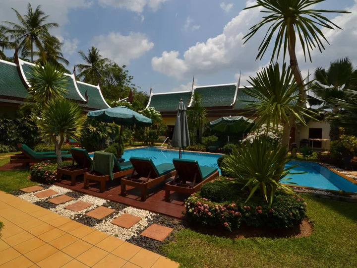 Тхаланг: Baan Wanicha Bed and Breakfast Resort (SHA Plus+)