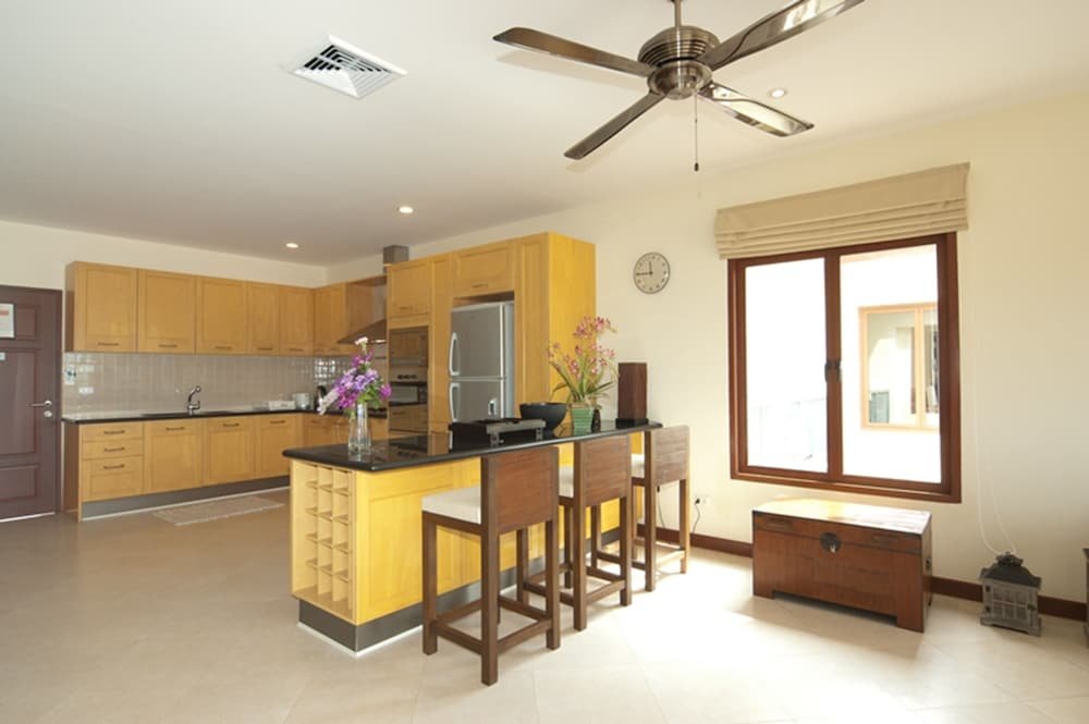 Тхаланг: Baan Puri Apartment by PIPS