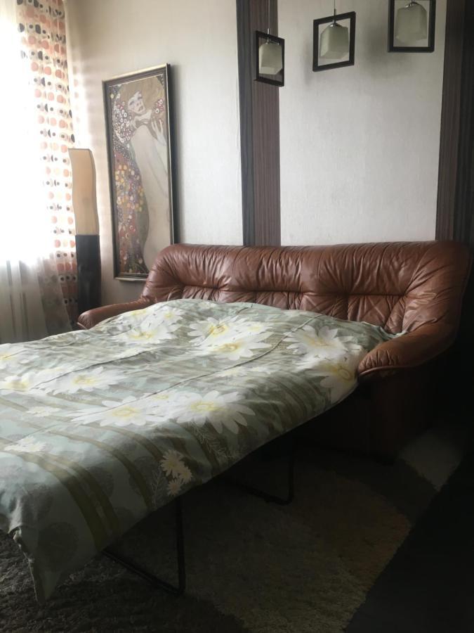 Великий Новгород: Apartment on Novoluchanskaya st.3