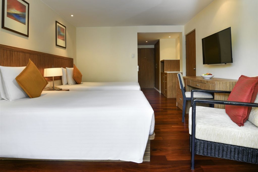Тхаланг: Destination Resort Phuket Surin Beach