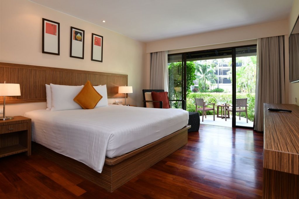 Тхаланг: Destination Resort Phuket Surin Beach