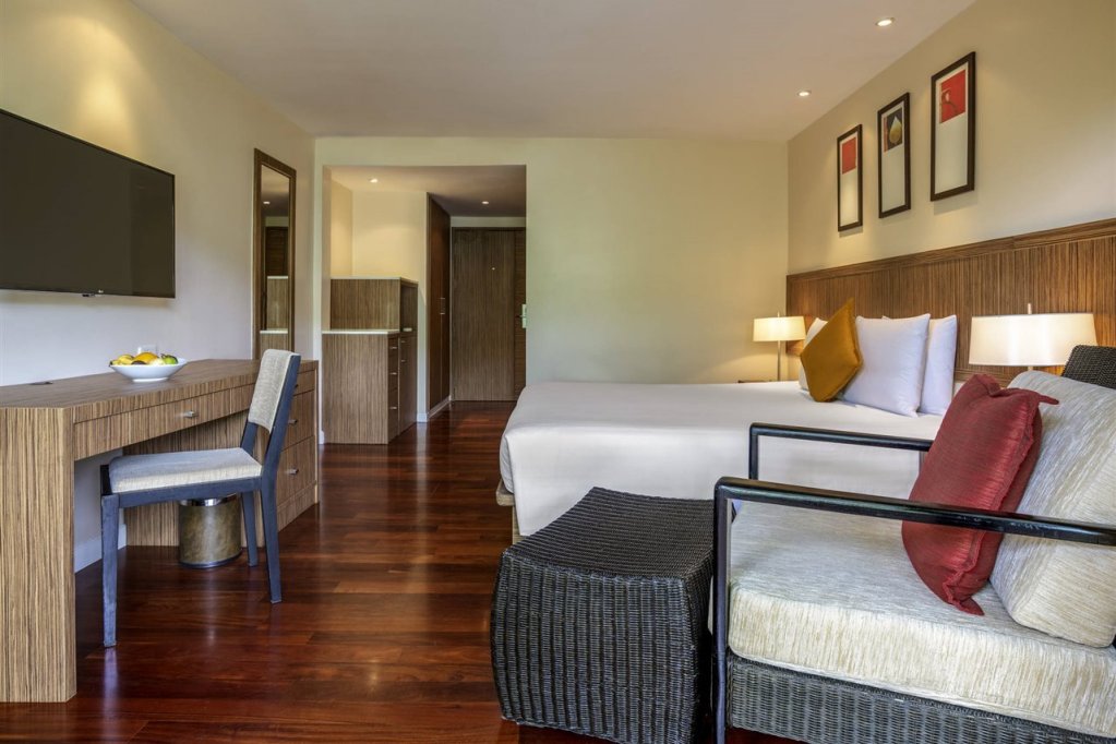 Тхаланг: Destination Resort Phuket Surin Beach